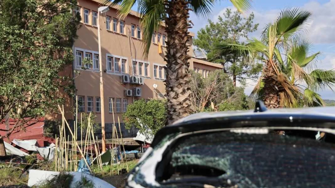 Adana’da Hortum Dehşeti: Çamlar Devrildi, Çatılar Uçtu! 5